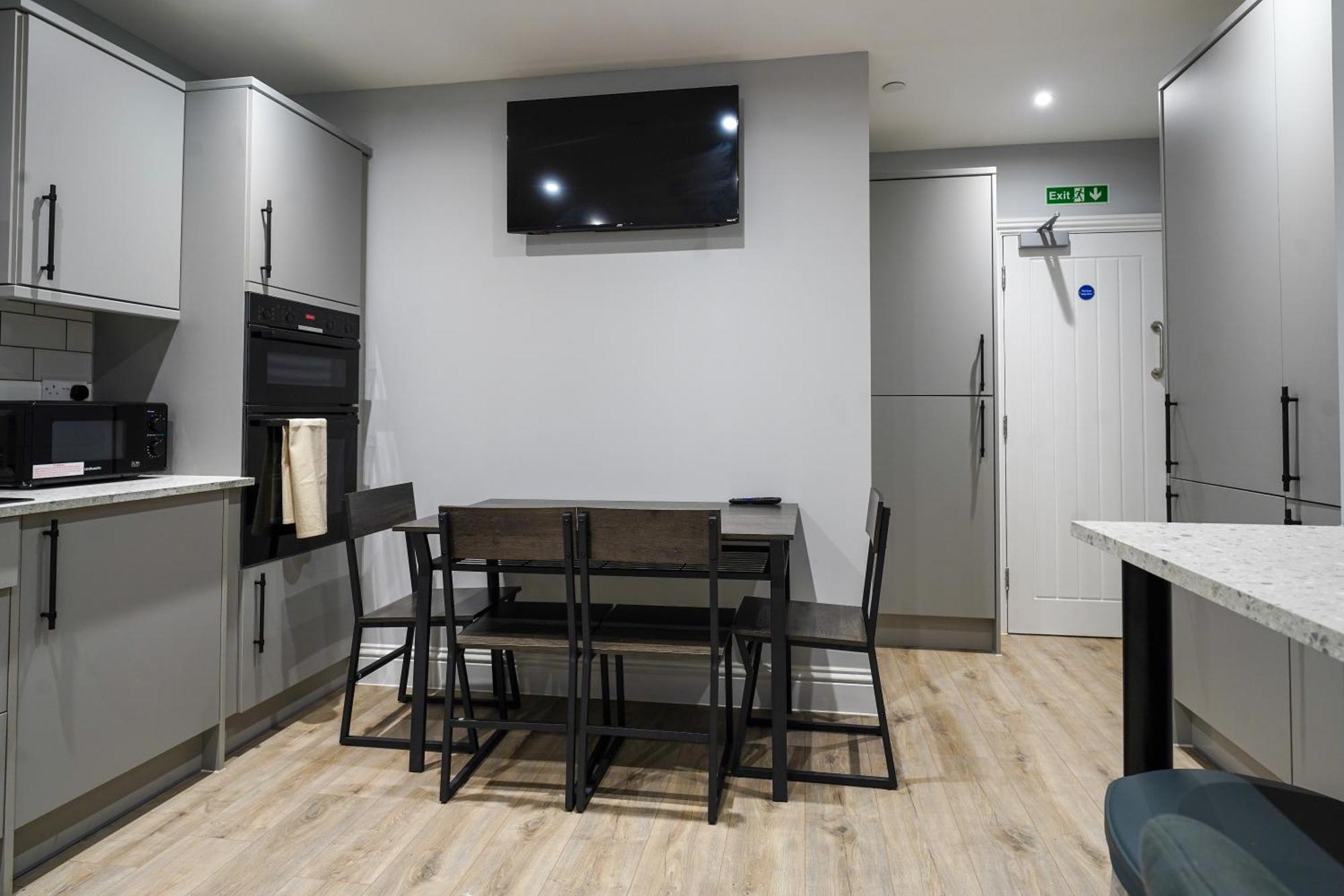 En-Suite Double Rooms, Smart Tv Comfy Style Лланелли Экстерьер фото