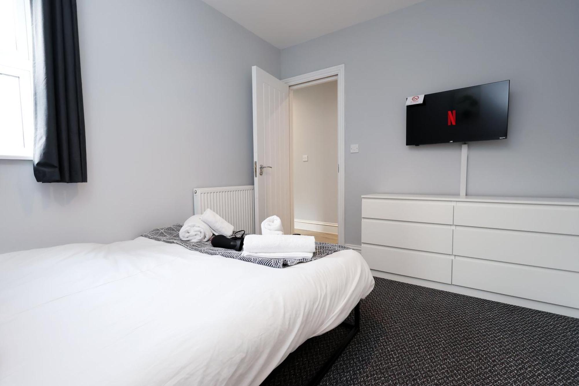 En-Suite Double Rooms, Smart Tv Comfy Style Лланелли Экстерьер фото
