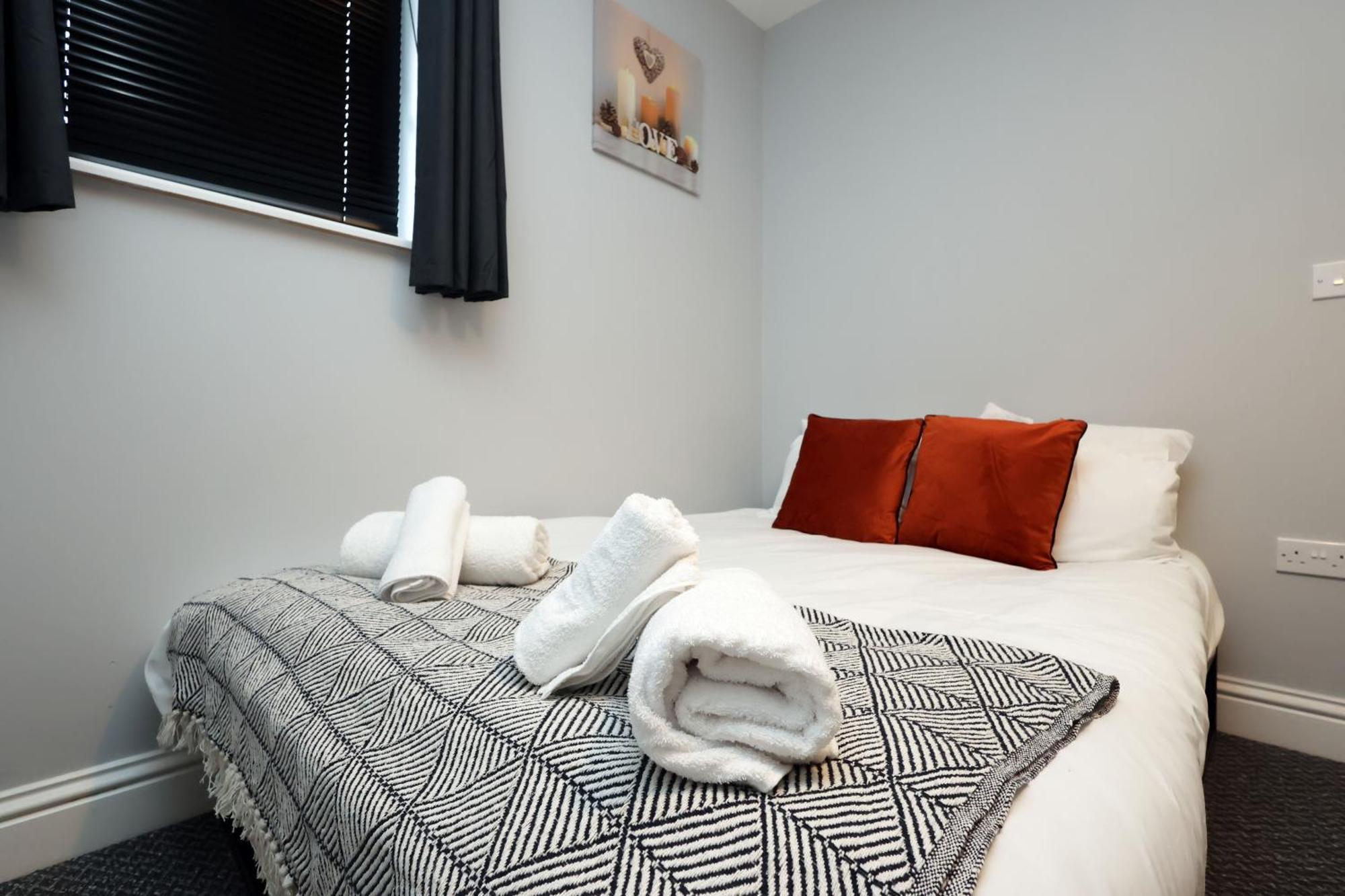 En-Suite Double Rooms, Smart Tv Comfy Style Лланелли Экстерьер фото