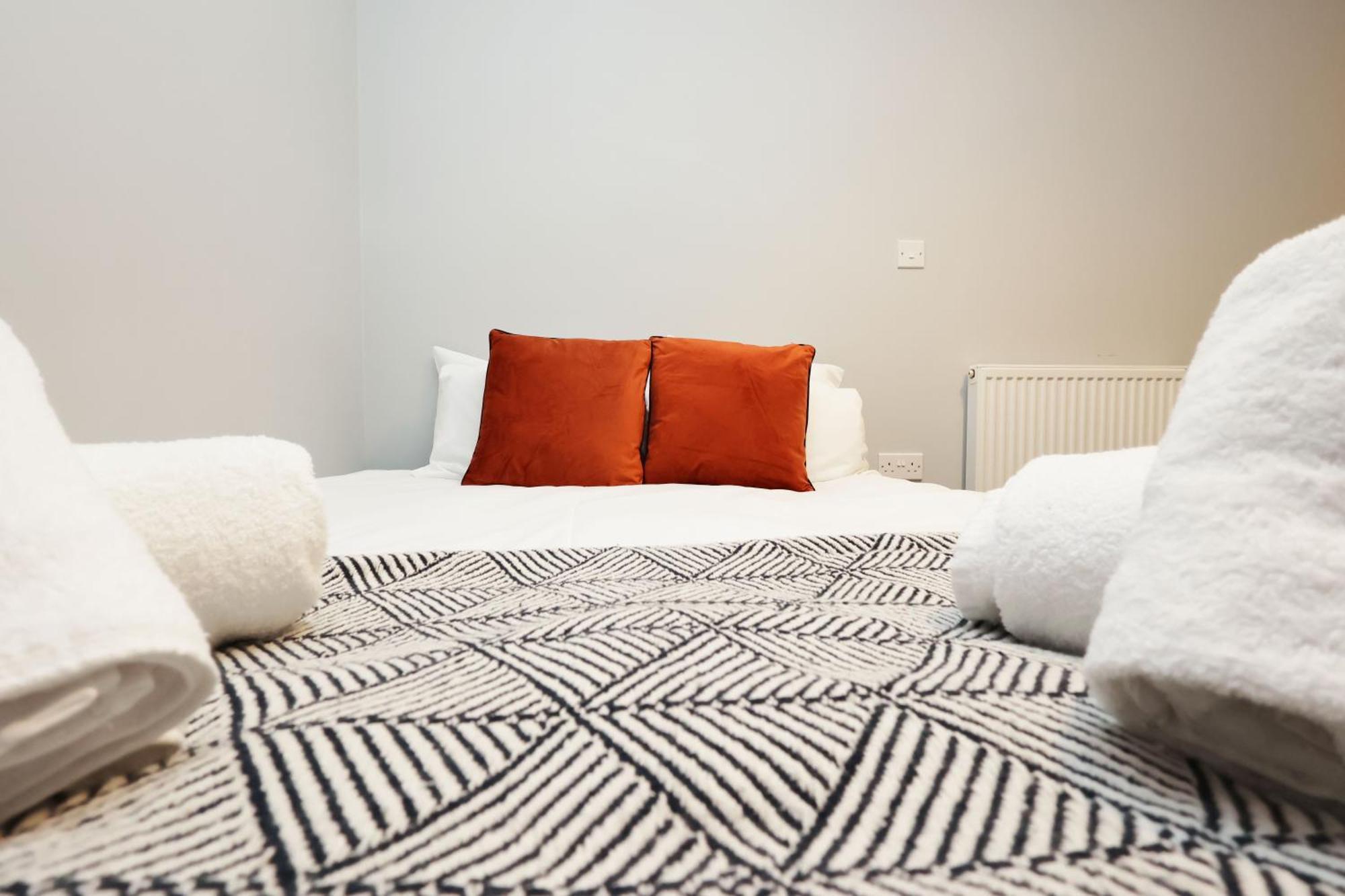 En-Suite Double Rooms, Smart Tv Comfy Style Лланелли Экстерьер фото