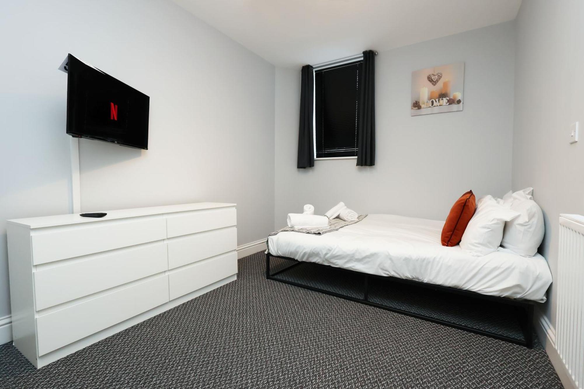 En-Suite Double Rooms, Smart Tv Comfy Style Лланелли Экстерьер фото