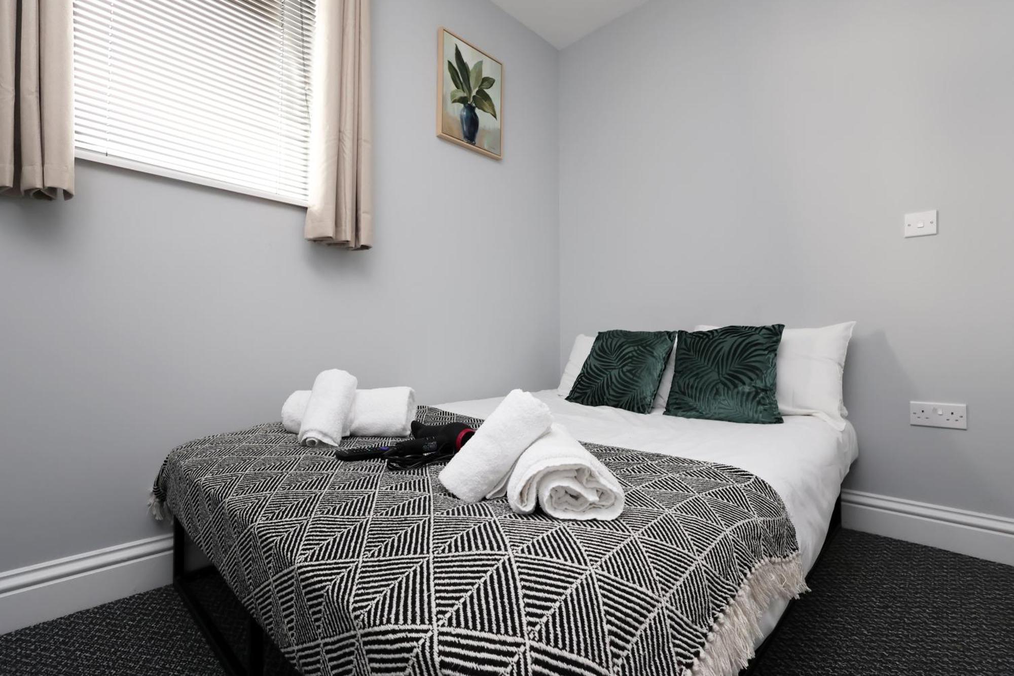 En-Suite Double Rooms, Smart Tv Comfy Style Лланелли Экстерьер фото