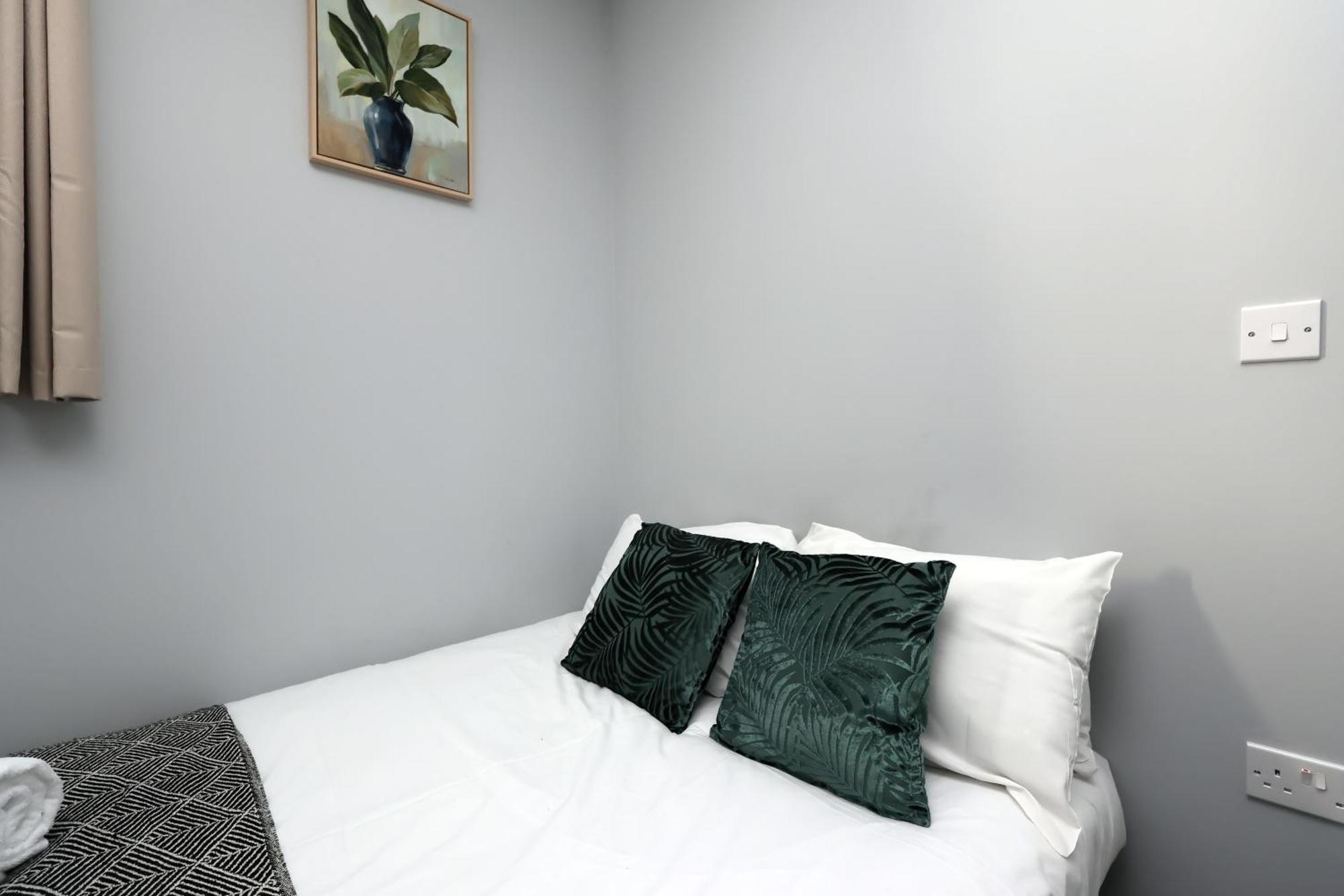 En-Suite Double Rooms, Smart Tv Comfy Style Лланелли Экстерьер фото